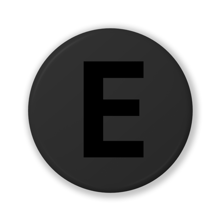 【E(イー)】〈ブラック〉缶バッジ- 32mm