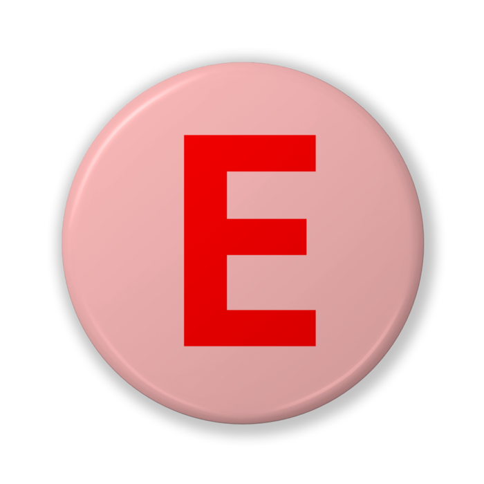 【E(イー)】〈レッド〉缶バッジ- 32mm