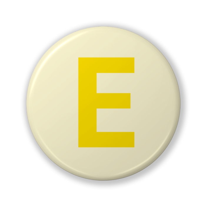 【E(イー)】〈イエロー〉缶バッジ- 32mm