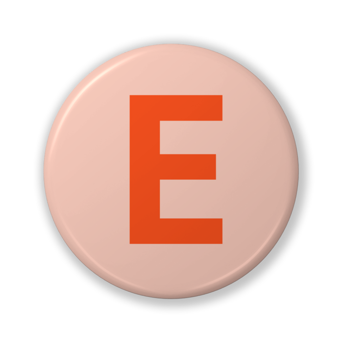 【E(イー)】〈オレンジ〉缶バッジ- 32mm